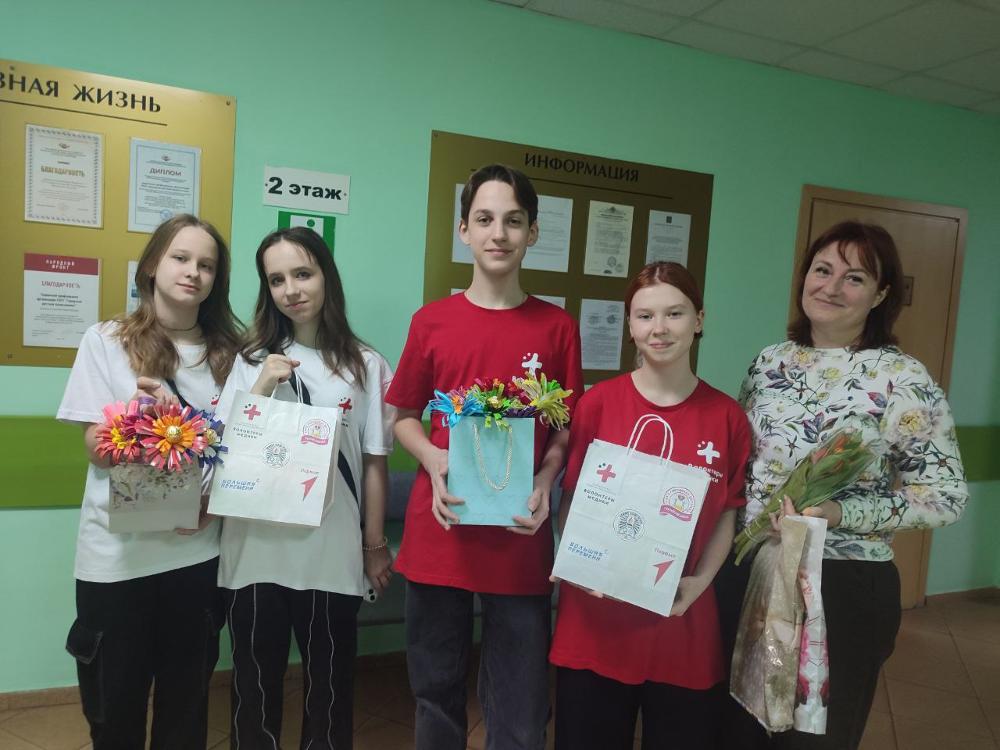 С праздником 8 Марта медицинских работников детской поликлиники №6 поздравили юные волонтеры-медики